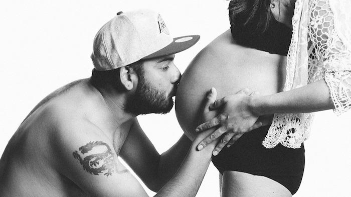 fotka pre tehotnú ženu fotky tehotenské spomienky čiernobiely fotograf pár otecko mama okrúhle brucho