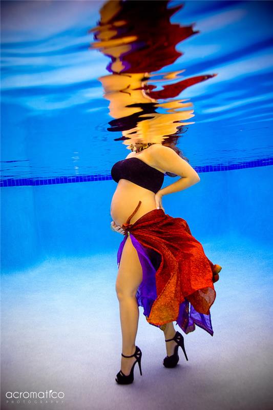 fotka pre tehotnú ženu vo vodnom bazéne suvenír tehotenské fotografie fotograf