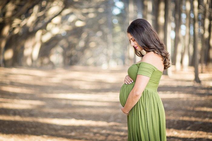 budúca matka fotenie v lese krajina fotografie fotograf tehotná žena pamäť tehotenstvo