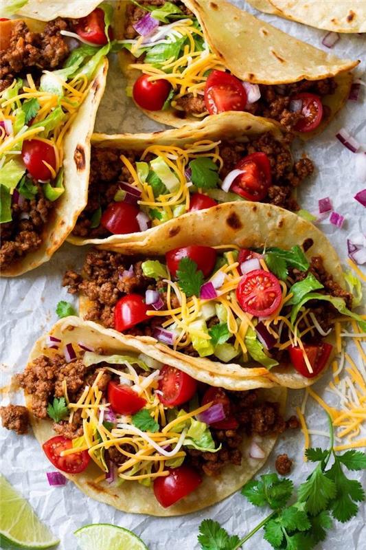 Cena tipca messicana, tortillas con carne, ripieno con pomodorini, formaggio grattugiato