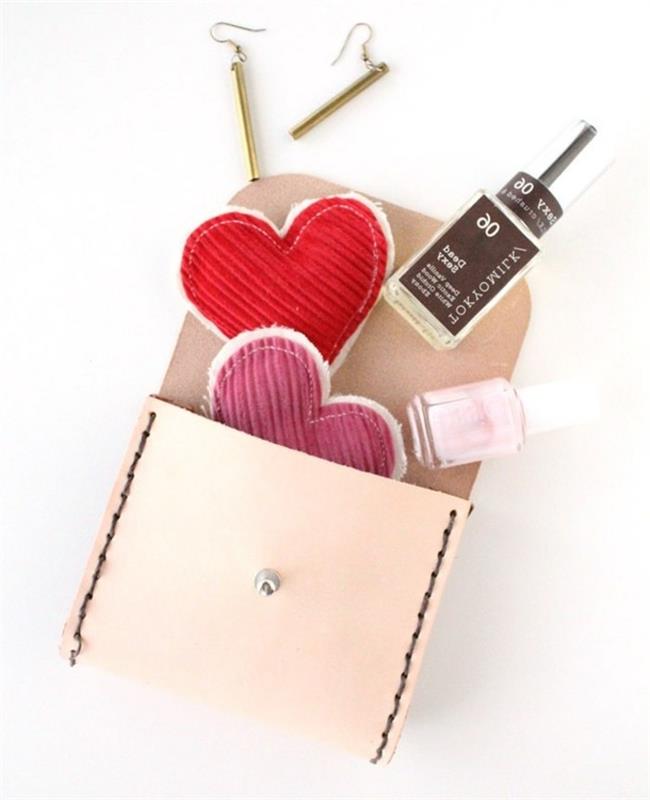 Oggetti fai da te semplici، pochette di pelle colore rosa، smalti colorati e var accessori