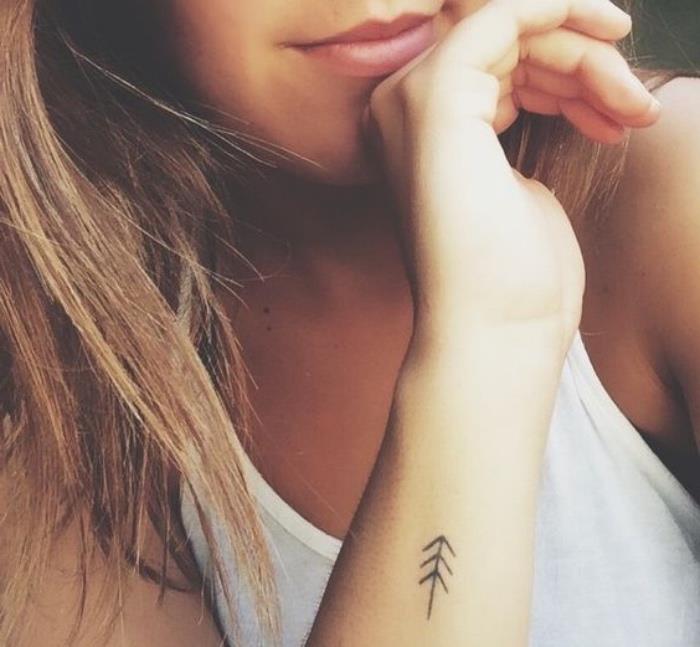 Tatuaggi stilizzati, disegno frecce, donna con tattoo sul polso