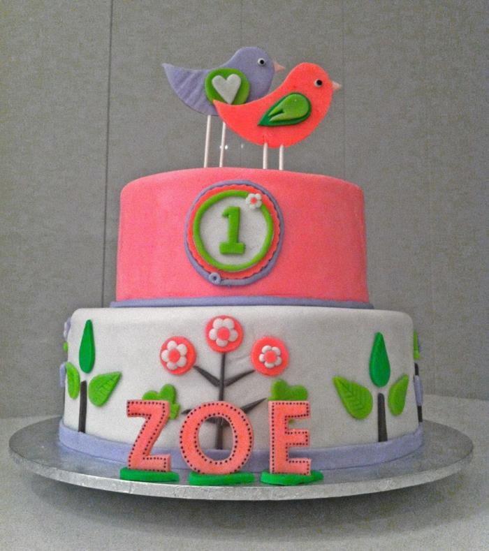 kreatívna torta na natieranie pre malé dievčatko, figúrky vtákov, stromčeky na vykrajovanie cesta, narodeninová torta