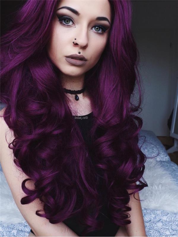 hårfärgstrend 2018 med lila färg, ultralångt lockigt hår i lila nyans, mattbrun läppmakeup