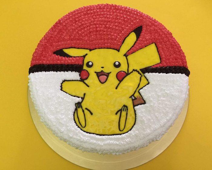 narodeninová torta, návrh torty, kulinárske umenie, dekorácia pokeball, vanilková piškóta, kresba pikachu