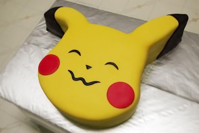 narodeninová torta, úsmev na tvári pikachu, žltý marcipán na ozdobu, prekvapivá torta