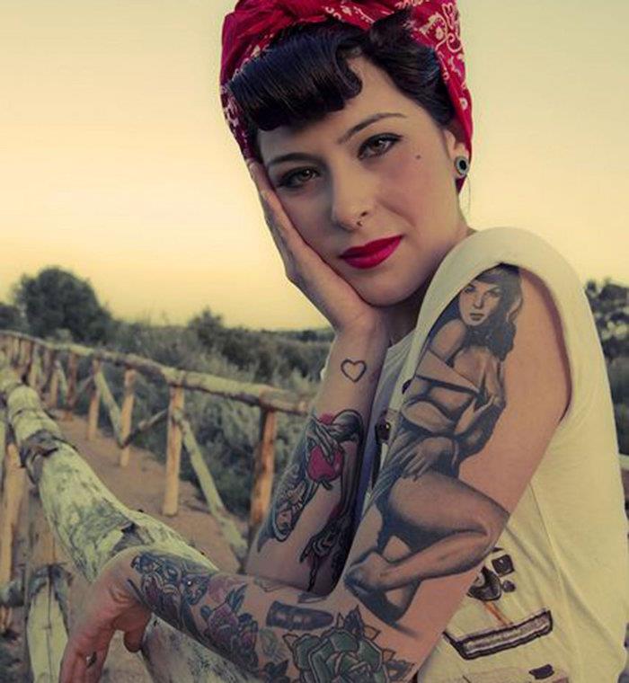 Tetovaný pin up žena tetovanie v štýle vintage 60. roky