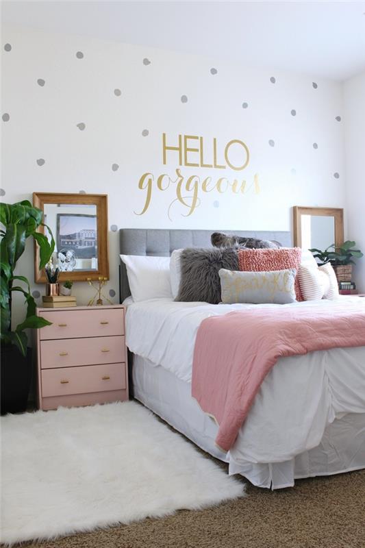 prickig vägg, rosa säng, guldram, vit matta, rosa och grå säng, rosa säng, sovrumsdekoration