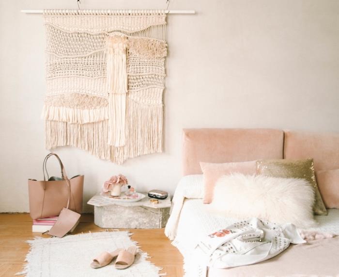 أريكة مخملية وردية فاتحة ، جدار أبيض ، سجادة بيضاء ، طريقة عمل مكرميه ، أرضية خشبية ، حقيبة عارية وصنادل