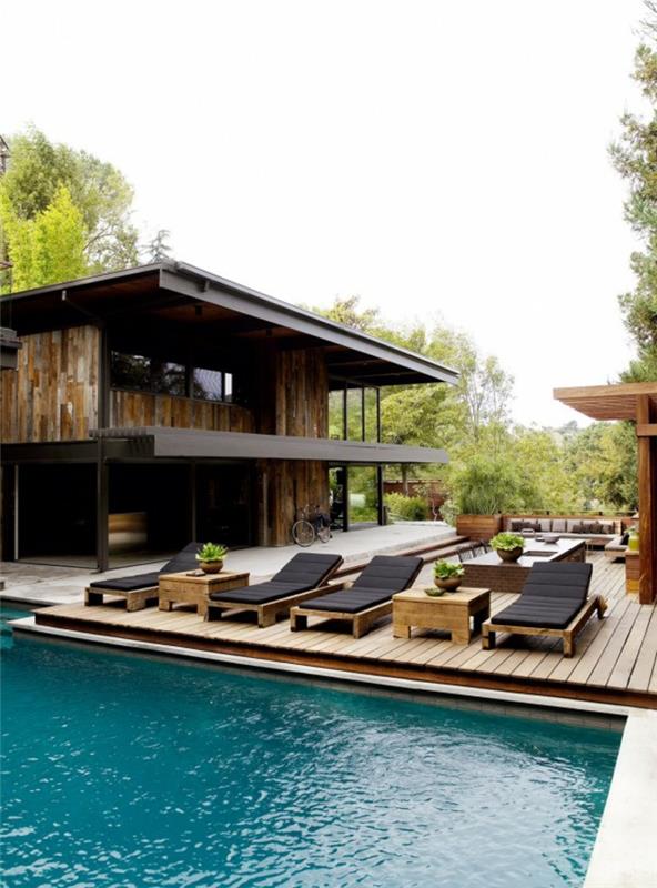 en trä pool däck för en naturlig aspekt, en pool surround i andan av villan
