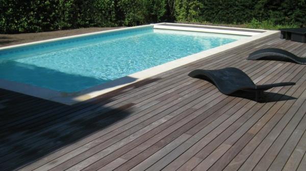 obdĺžnikové-drevené-bazén-čierne-ležadlá