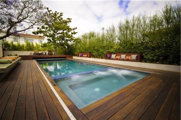 obdĺžnikový-drevený-bazén-oddych-oddych-a-pekne-zelená-záhrada