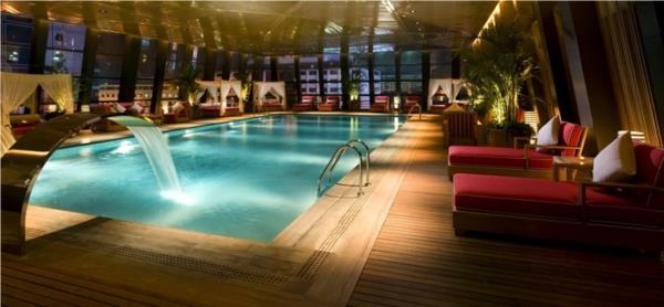 luxusný-hotel-interiér-obdĺžnikový-drevený-bazén