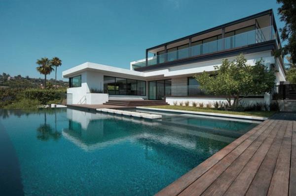 obdĺžnikový-drevený-bazén-moderný-biely dom