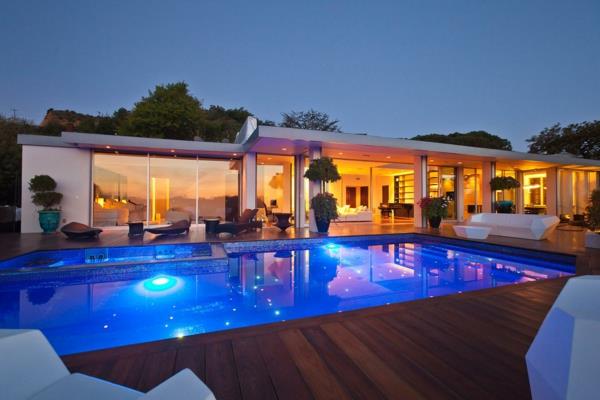 obdĺžnikový-drevený-bazén-moderný-luxusný dom