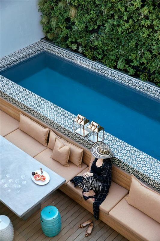 ganska ovanlig pool med dekorativ kakelhantering, kaklat poolkontur