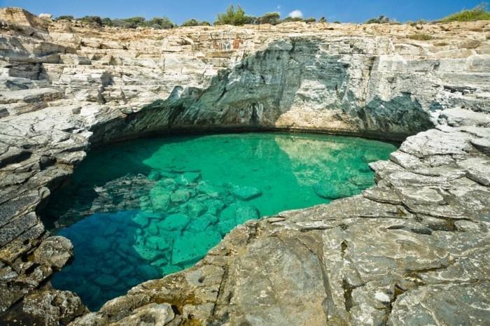 naturlig havsvattenpool som ligger på ön Thassos i Grekland