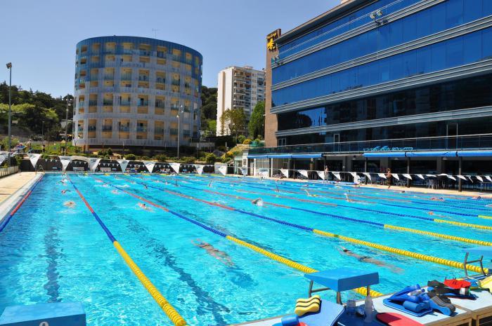 مسبح اولمبي خارجي في مجمع فندقي