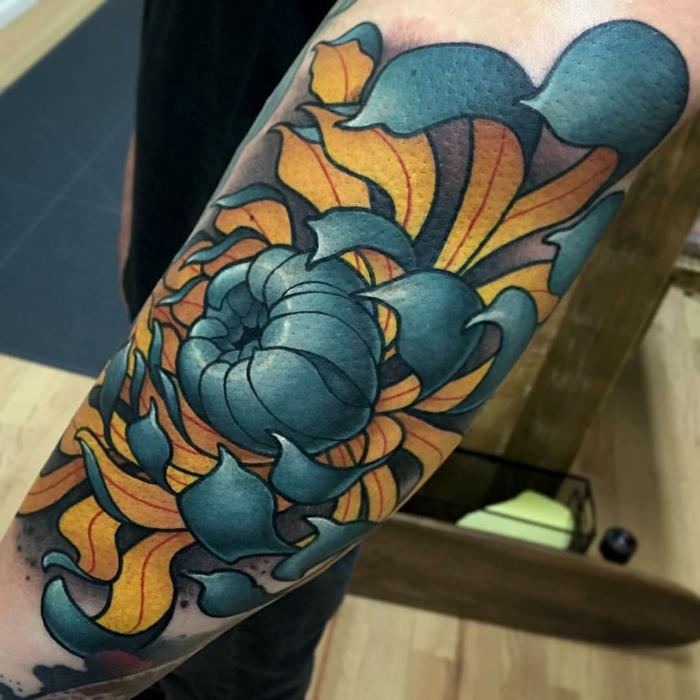 tetovanie pivonka, kvetinová šablóna tetovania, rozkvitnutá pivonka, potetované rameno