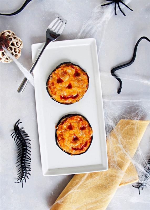 baklažánové mini pizze, strašidelný halloween recept na výrobu halloweenskej tekvicovej mini pizze