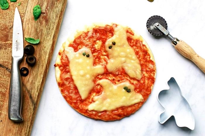 recepty na predjedlá na halloween, strašidelná halloweenska pizza so syrom a paradajkovou omáčkou