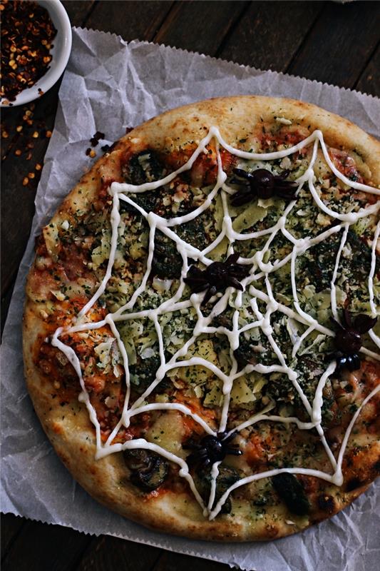 Halloween pavučina pizza, syrová pizza, pesto a čierne olivy, jednoduchý recept na halloweenske jedlo