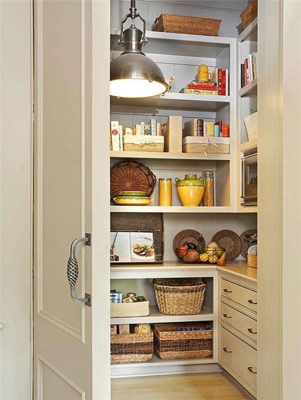 تخزين الخزانة ، التصميم الداخلي ، خزانة تخزين المطبخ ، رف المطبخ باللون العاجي ، الخزائن والأدراج مع السلال والسلال