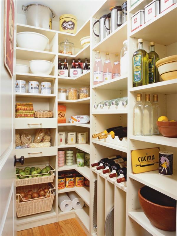 أفكار لخزائن المطبخ ، أفكار تخزين المطبخ ، أرفف مليئة بالمنتجات الغذائية ، خزانة تخزين المطبخ ، خزانة زاوية للمطبخ باللون الأبيض الكريمي