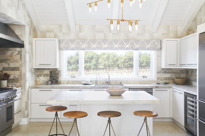 moderný nápad na osvetlenie v súčasnej kuchyni, model kuchyne v tvare U s ostrovčekom, nápad na kuchyňu so šikmým stropom