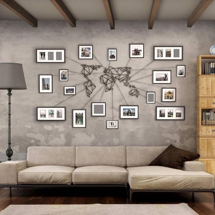 modern inredning med grå väggar och brun parkett med beige hörnsoffa och järn -deco världskarta med fotoramar