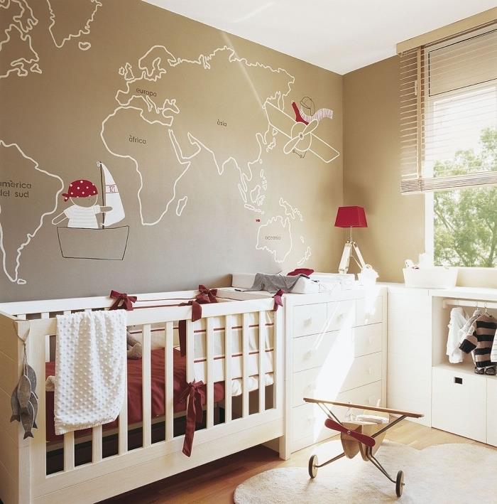 usporiadanie miestnosti s bielym stropom a taupe stenami s dizajnom mapy sveta pre výzdobu s cestovateľskou tematikou