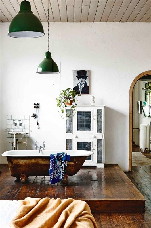 biely drevený strop kúpeľňa hlavná spálňa tmavozelené svietidlo biela a čierna farba rám biela komoda voľne stojaca vaňa