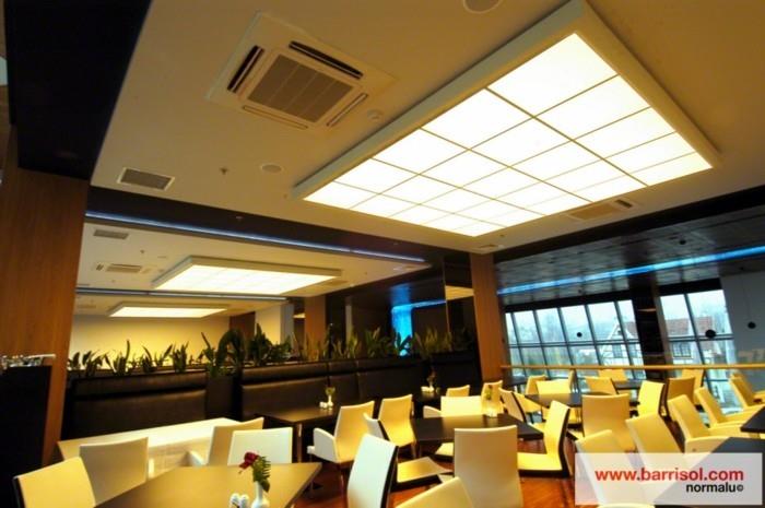 tak-plattor-ljus-stolar-och-bord-restaurang-idé-led-belysning-tak-plattor