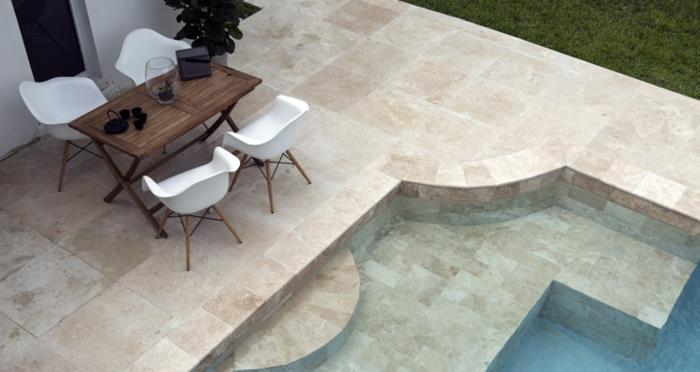 travertin pool surround, elegant och sofistikerad design
