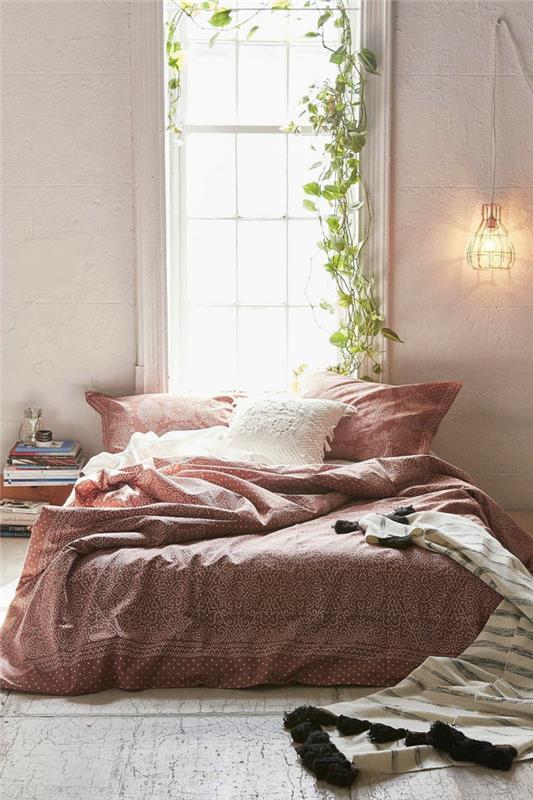 deco idé sovrum, grön växt, rosa säng, burlampa, vit gips, klätterväxt