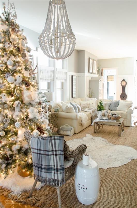Julgransdekorationsidé i vitt och silver, kokande dekoration i ett vitt och beige vardagsrum med stort julgran