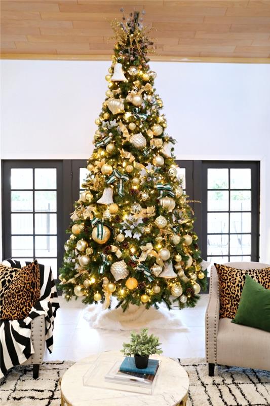 snygg julgransdekoration med gyllene bollar och ljus krans, modern inredning i ett vitt vardagsrum