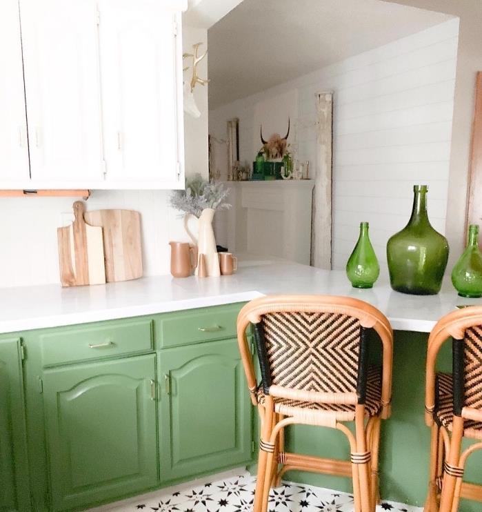 ديكور مطبخ صغير باللونين الأبيض والأخضر مع لمسات خشبية ، نموذج مطبخ أبيض مع خزائن خضراء