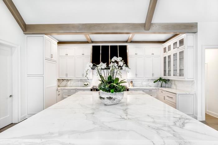 mramorová kuchynská pracovná doska luxusný moderný interiérový dizajn rozloženie kuchyne v tvare L s výstrihom z mramorovej dosky na ostrove