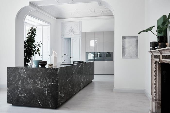 čierna mramorová dekorácia pracovnej dosky otvorená kuchyňa v bielo -čiernom zelenom interiéri krbu nerezový faucet