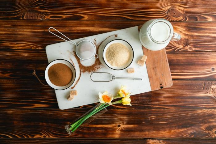 návod, ako ľahko uvariť ľadovú kávu s instantnou kávou a hnedým cukrom, recept dalgona cold latte