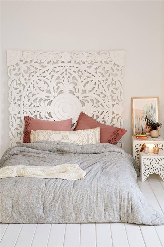 marocká dekorácia čela v minimalistickej spálni s bielymi stenami s bielou drevenou podlahou a orientálnym nábytkom