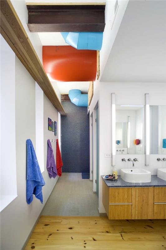vit badrumsinspiration med färgade accenter och träelement, badrumsdekoration för barn