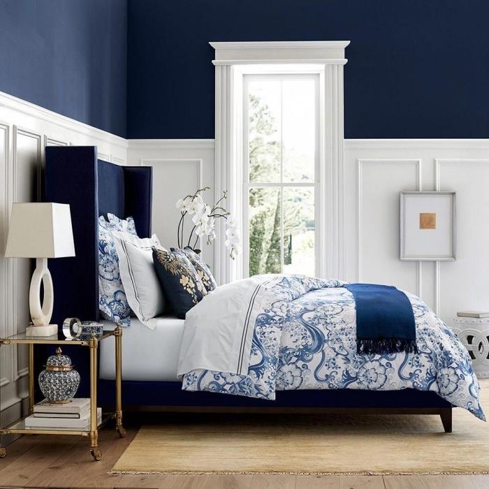 spálňa pre dospelých vymaľuje 2 farby, príklad ako vyzdobiť izbu v polnočnej modrej a bielej farbe s drevenými akcentmi