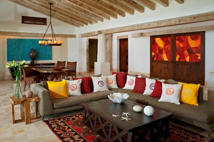 nápad, ako zariadiť teplú obývaciu izbu otvorenú do jedálne s bielymi a drevenými stenami s veľkou rohovou sedačkou