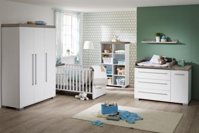 neutrálny model detskej izby so zelenou stenou a tapetou s geometrickým dizajnom v bielej a svetlo zelenej farbe