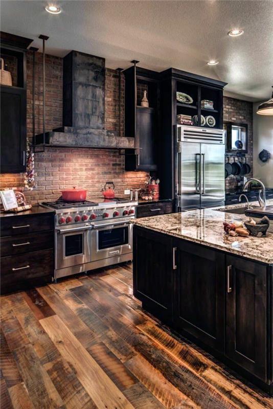 murovaná chladnička s drevenou podlahou a rúrou z nehrdzavejúcej ocele, mramor a kuchyňa z tmavého dreva zdobiaca modernú izbu vo vidieckom štýle