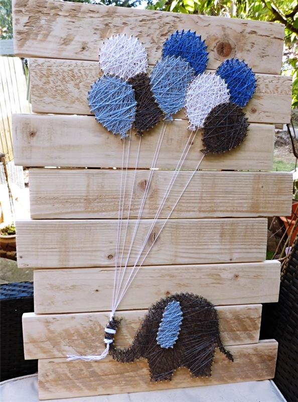 zábavný nápad na dekoráciu záhrady s doskami zo svetlého dreva a peknou drôtenou dekoráciou v tvare slona a balónov