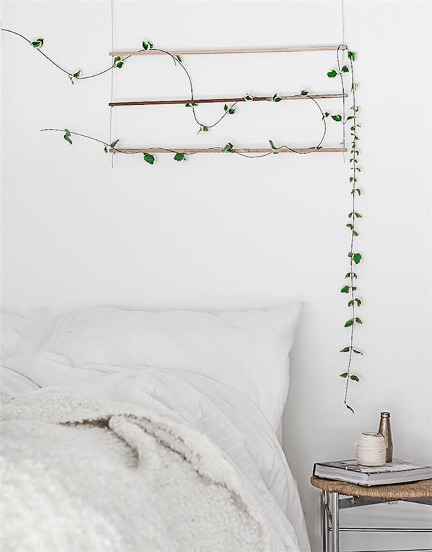 predstava originálnej izbovej popínavej rastliny, brečtan na drevenej podpere ako originálne čelo postele, biela posteľná bielizeň