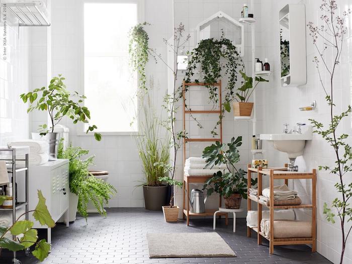 sivé dlažby do kúpeľne, biele kachľové steny, konzolové umývadlo, biely kúpeľňový nábytok, kúpeľňový rebrík, všade zelené rastliny
